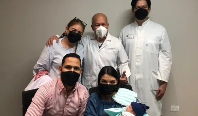 Equipo médico con los padres del bebé operado.