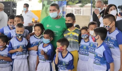 Víctor Danilo Pacheco con algunos de los niños beneficiados. 