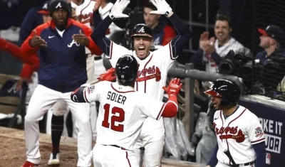 Peloteros de Bravos de Atlanta celebrando esta noche.
