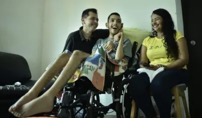 Jadis Sebastián Castellar De la Espriella con sus padres, que amorosos y esperanzados en una mano amiga acompañan la recuperación de su hijo.