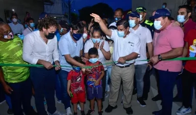 Jaime Pumarejo, alcalde de Barranquilla, en la inaguración de las vías en el barrio La Paz.
