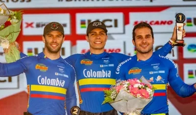 Diego Arboleda escoltado por Vincent Pelluard y Carlos Ramírez. 