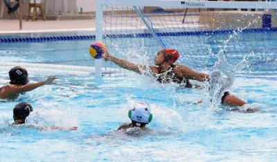 Acción de un partido de waterpolo. 