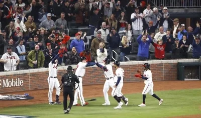Bravos de Atlanta celebrando el Grand Slam de Adam Duvall en el primer inning.