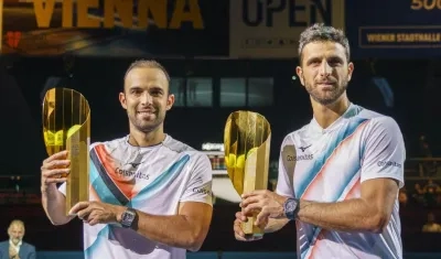 Juan Sebastián Cabal y Robert Farah con los trofeos de campeones. 