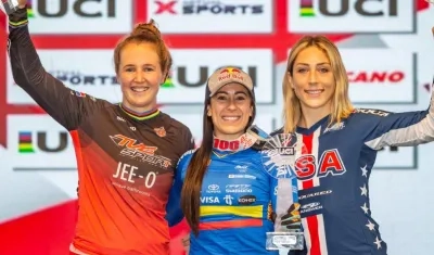 Mariana Pajón por encima de la neerlandesa Laura Smulders y la estadounidense Felicia Stancil. 