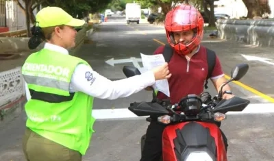 Una orientadora del Tránsito socializando las medidas.