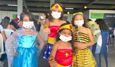 Niñas con disfraces de sus personajes favoritas.