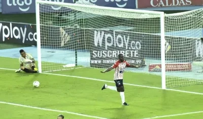 Carmelo Valencia celebrando el gol ante Deportivo Pasto.