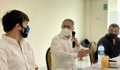 El alcalde Jaime Pumarejo y el presidente de la Corte Suprema de Justicia, el magistrado Luis Antonio Hernández Barbosa, y Yesid Turbay, secretario del Interior del Atlántico.