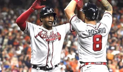 Jorge Soler y Eddie Rosario celebrando el rally de 3 carreras en el tercer inning.