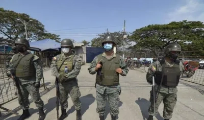 Policía ecuatoriana retomó el control de la cárcel en Guayaquil.