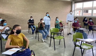 Rector de Uniatlántico en Suan, durante la implementación del plan piloto de alternancia.