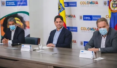 Fernando Jaramillo, presidente de la Dimayor; Guillermo Herrera, ministro del Deporte, y Ramón Jesurún, presidente de la FCF. 