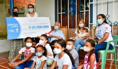 Cheque de 25 millones de pesos para el Pesebre Vivo de Usiacurí, que dirige Tomás Urueta.