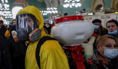 Un operario del Ministerio ruso de Emergencias trabaja en la desinfección de la estación de Kazansky, en Moscú. 