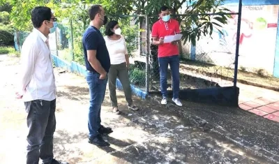 El Alcalde José Fernando Vargas inspeccionando los cerramientos.