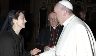 Raffaella Petrini y el Papa Francisco.