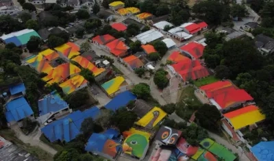 El macromural de aves en homenaje a las especies endémicas que anidan en Luriza.