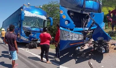 La moto quedó incrustada en la parte delantera del bus. 