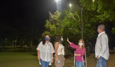 La iluminación del parque.