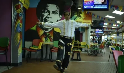 Todo el esplendor de su danza salsera. Locación La Troja.