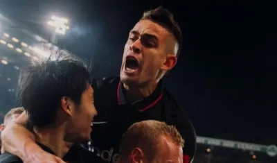 Rafael Santos Borré, delantero colombiano, festeja con sus compañeros. 