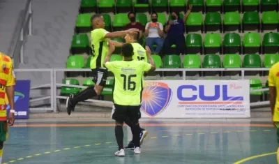 Luis Carlos Villarreal celebra el gol del triunfo. 