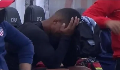 Ferlys García llora desconsolado en el banco técnico tras su salida. 