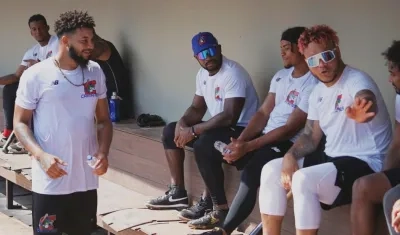 Harold Ramírez con sus compañeros de Caimanes. 