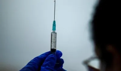 Personal sanitario administra la vacuna contra el Covid-19.