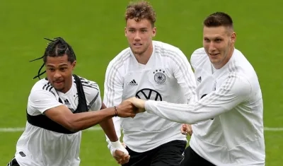 Niklas Süle (a la derecha) dio positivo a Covid-19. 