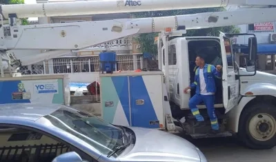 Operarios de Air-e en la Ciudadela 20 de Julio.