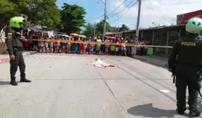 La Policía acordonó el área donde ocurrió el crimen. 