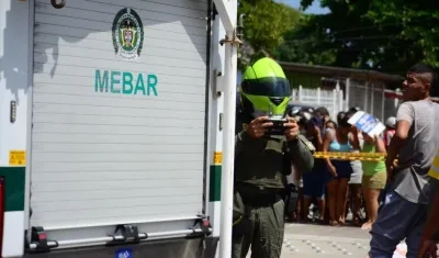 Momento en que la Policía realizaba la inspección del cadáver en el barrio La Luz. 