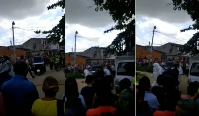 Momento en que el CTI inspeccionaba el cuerpo dentro del motocarro. 