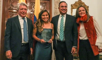 La futbolista del Atlético de Madrid Leicy Santos, junto al presidente del club, Enrique Cerezo, y el Embajador de Colombia en España, Luis Guillermo Plata.