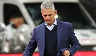 La decepción del DT Reinaldo Rueda al término del partido.