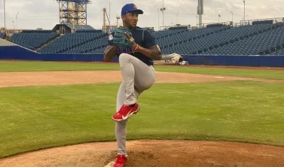 Edinson Frías, lanzador de Caimanes. 