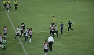Los hinchas de la tribuna sur invadieron el campo en el duelo ante Quindío. 