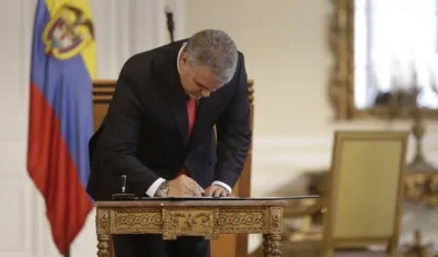 Presidente Iván Duque en la firma de una ley.