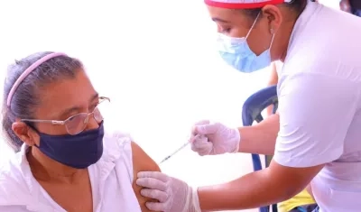 Una señora se vacuna contra el Covid-19 en Malambo.