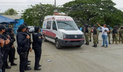 Salida en ambulancia de los heridos del motín en la cárcel de Guayaquil.