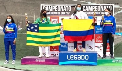 Sharid Fayad celebrando el título con la bandera colombiana.