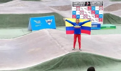 Wilson José García celebrando con la bandera colombiana.