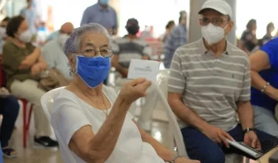 Adultos mayores cumpliendo con su deber responsable de vacunación.