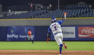 Derwin Pomare celebra el batazo ganador. 