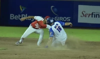 Vince Vizcaíno se roba la segunda base.