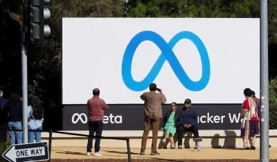 Logo de Meta en la entrada de la sede de Facebook, en Menlo Park, California.