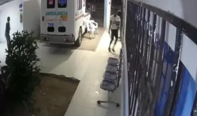 Momento en que ingresan los hombres al Hospital. 